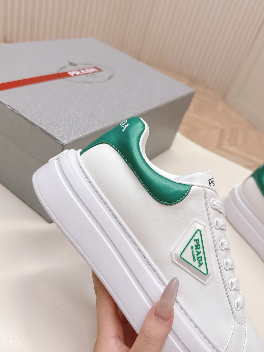 👟👟Ex-factory price 600👟👟 Prada 25ss new casual white shoes, couple style 👫 P fashion white shoes, re-released, high-quality shipments, elegant and generous, comfortable on the feet, super classic, super light and comfortable on the feet Fabric: silky cowhide Lining: water-dyed sheepskin lining + genuine leather foot sole: EVA outsole Code number: 35-45 (40 for women, 45 for men, customized)
